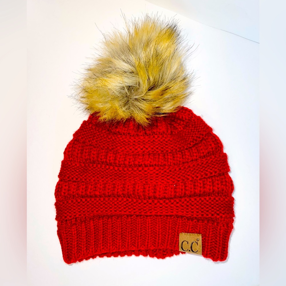NEW WOMEN’S (LOT OF 8) CHEVEUX CORP. CLASSIC/POM BEANIES